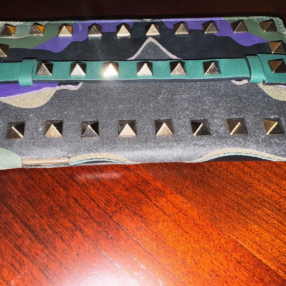 Valentino Garavani Rock studded Cell Phone Case with secure handle strap - Picture 13 of 14